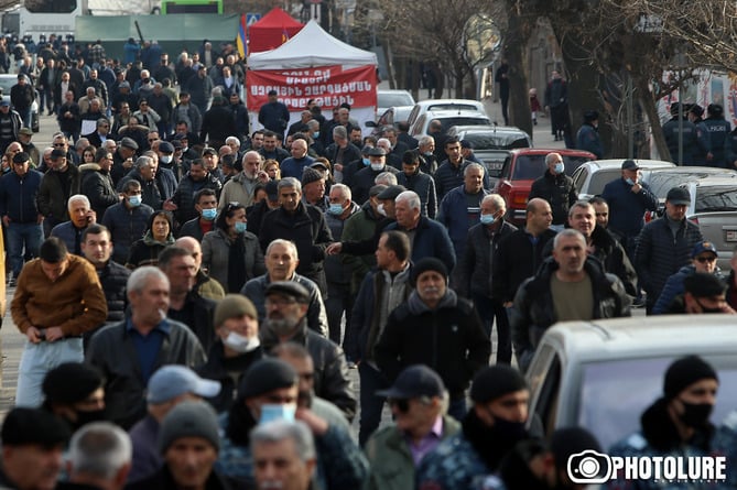 В Ереване проходит шествие участников оппозиционного митинга против Пашиняна В Ереване проходит шествие участников оппозиционного митинга против Пашиняна
