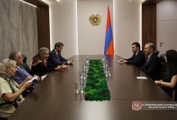Григорян обсудил со спецпредставителем ЕС Вашингтонскую декларацию и деблокаду коммуникаций в регионе