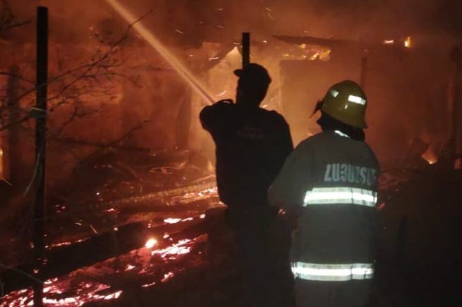 Пожар бушевал в селе Тхкут на юге Армении, есть погибший 