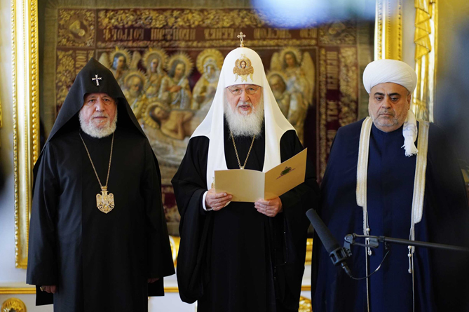 Для азербайджанского и армянского народов не существует иного будущего, кроме совместного проживания - патриарх Кирилл Для азербайджанского и армянского народов не существует иного будущего, кроме совместного проживания - патриарх Кирилл