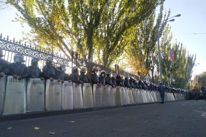 Полиция в Армении вслед за СНБ предупредила участников акций в Ереване не идти на провокации в ходе заседания НС