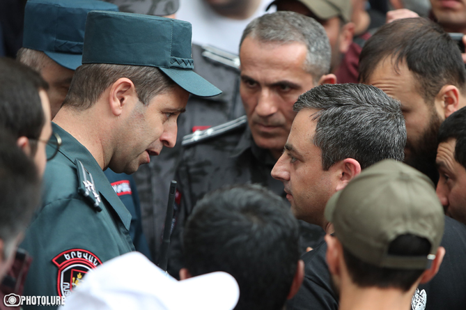 Напряженность возникла между митингующими и правоохранителями в Ереване Напряженность возникла между митингующими и правоохранителями в Ереване