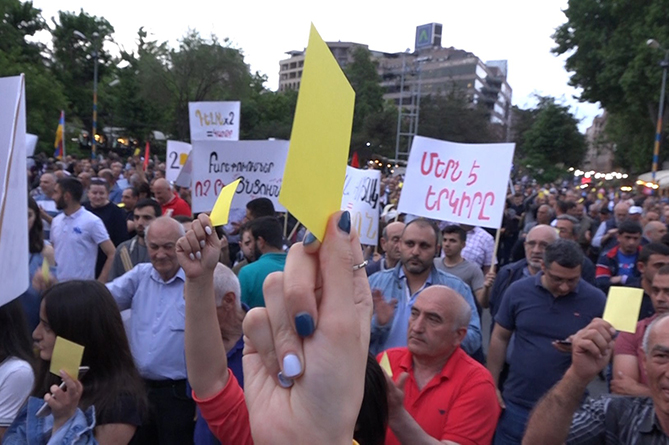  Желтые карточки "хирургическому вмешательству": АРФД раскритиковала власти Армении (ФОТО, ВИДЕО)