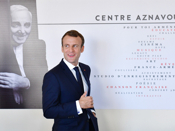 Президент Франции посетил Дом-музей Азнавура в Ереване (ФОТО)