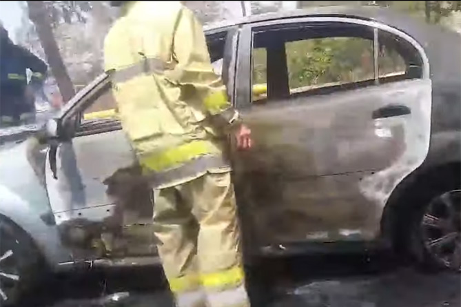 Երևանում մեքենա է այրվել. կադրեր դեպքի վայրից (ՎԻԴԵՈ)`