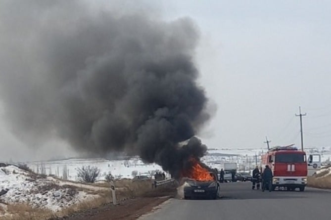 Տառերի պուրակի մոտ մեքենա է այրվել (ՖՈՏՈ)