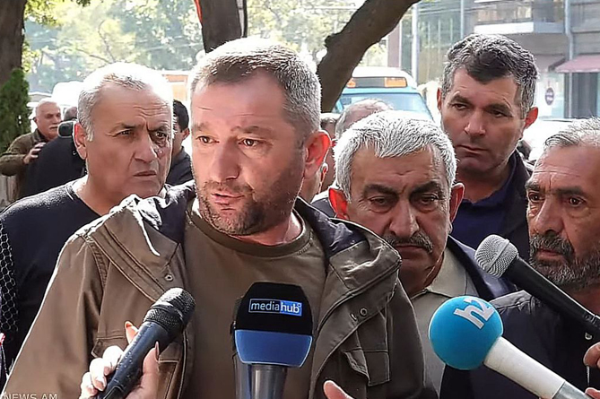 Группа арцахцев проводит акцию протеста перед посольством Франции в Ереване Группа арцахцев проводит акцию протеста перед посольством Франции в Ереване