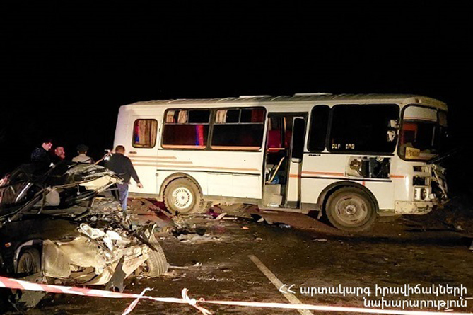 Автобус попал в аварию на трассе в Армении, есть погибший