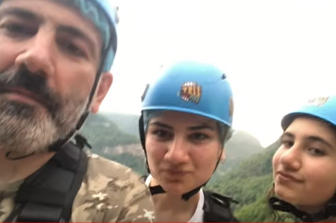 Пашинян с семьей отдохнул в Ластивере и прокатился на зиплайне (ВИДЕО) Пашинян с семьей отдохнул в Ластивере и прокатился на зиплайне (ВИДЕО)