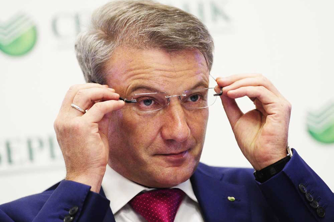 Появилось видео визита в Сбербанк Грефа, имитирующего инвалидность