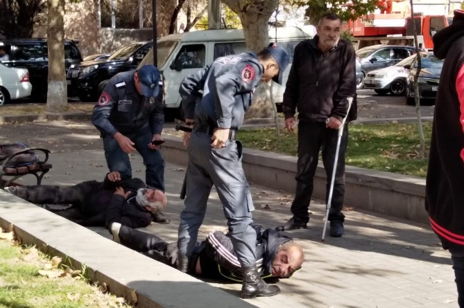 В центре Еревана пьяный мужчина пытался ударить полицейского (ВИДЕО)