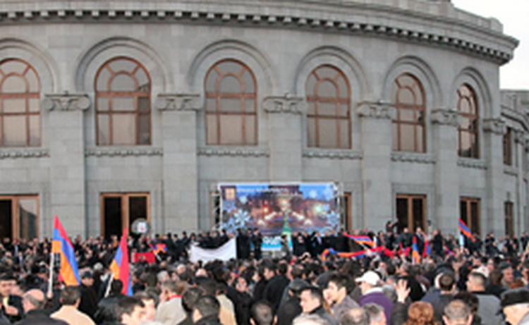 Гюмрийские активисты пешком дойдут до Еревана в знак протеста против результатов президентских выборов в Армении Гюмрийские активисты пешком дойдут до Еревана в знак протеста против результатов президентских выборов в Армении