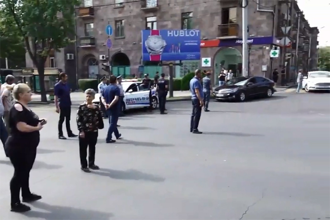 Родители без вести пропавших солдат перекрыли проспект Баграмяна в Ереване
