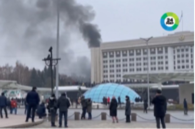 Протестующие забаррикадировались в разгромленном здании филиала «МИР» в Алма-Ате. Там произошел пожар, есть погибшие (ВИДЕО) Протестующие забаррикадировались в разгромленном здании филиала «МИР» в Алма-Ате. Там произошел пожар, есть погибшие (ВИДЕО)