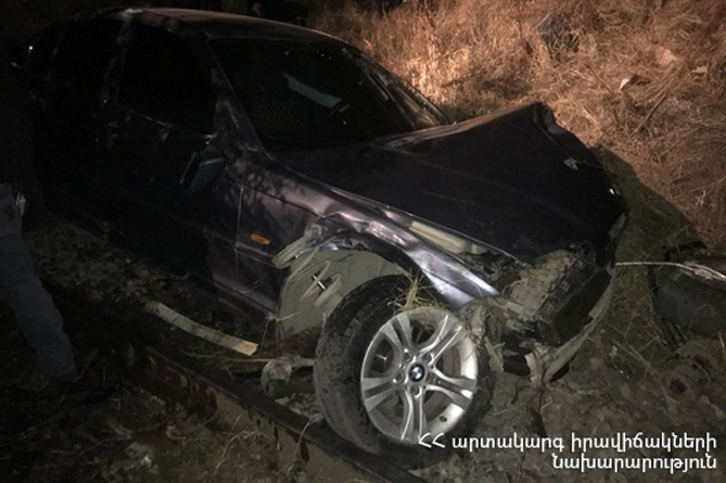 В Котайке автомобиль скатился в ущелье, затем оказался на железнодорожных путях (ФОТО) 