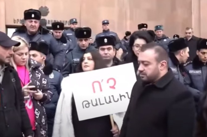  Акция против подорожания парковки в Ереване проходит перед мэрией 