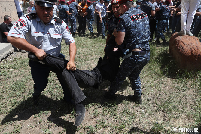111 участников акции протеста подвергнуты приводу полицией в Ереване - ЭКСКЛЮЗИВ