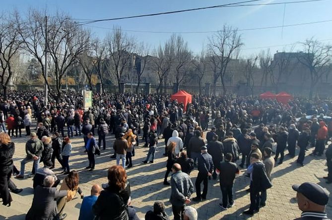В Ереване митингующие с ликованием встретили весть о неподписании президентом отставки главы Генштаба (ВИДЕО) В Ереване митингующие с ликованием встретили весть о неподписании президентом отставки главы Генштаба (ВИДЕО)