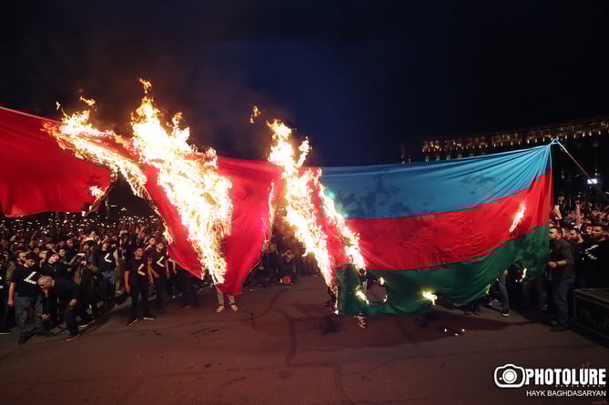 Флаги Турции и Азербайджана сожжены в центре Еревана участниками факельного шествия к 108-летию Геноцида армян (ФОТО)