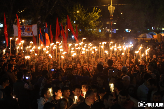 Факельное шествие в Ереване накануне 102-й годовщины Геноцида армян