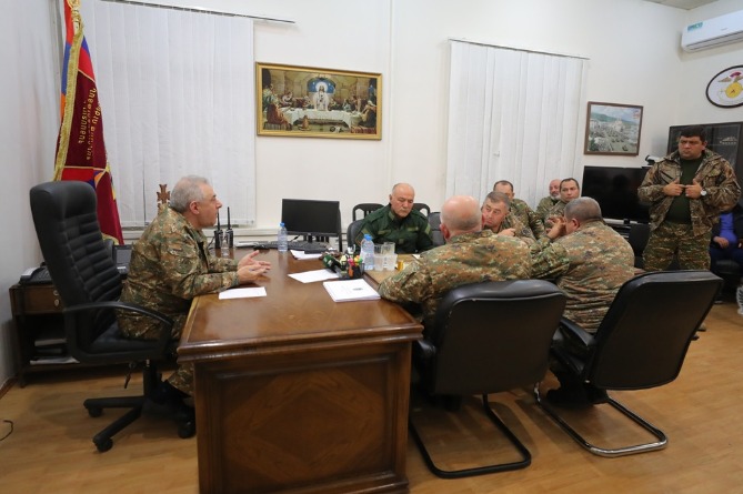 Сюникцы - министру обороны Армении: после изменения границ под прицелом Азербайджана окажутся Капан и села