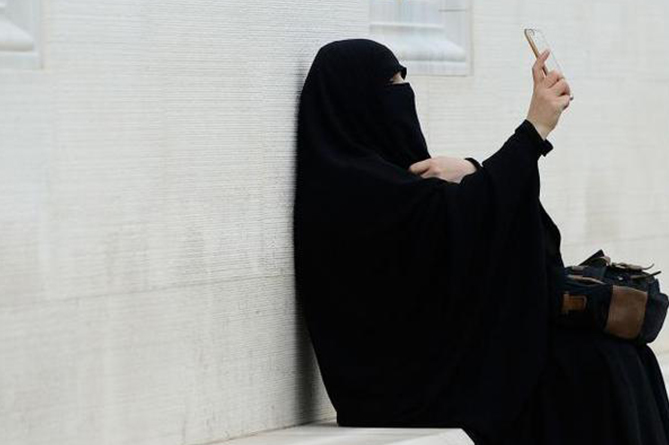 В Таджикистане женщинам рекомендовали не носить хиджаб и галоши