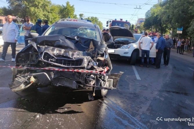 Խոշոր ավտովթար է տեղի ունեցել Երևանի առանցքային պողոտաներից մեկի վրա Խոշոր ավտովթար է տեղի ունեցել Երևանի առանցքային պողոտաներից մեկի վրա