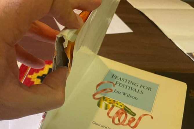 Իրանի քաղաքացին փորձել է ՀՀ–ից Ավստրալիա տեղափոխել մեթամֆետամինով լցված կազմերով պատրաստված  2 գիրք, որոնց  ընդհանուր քաշը կազմել է 1,5 կգ (ՎԻԴԵՈ)