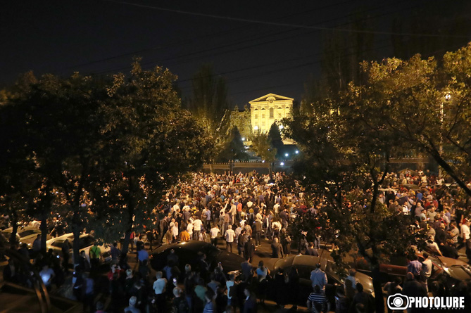 Пашинян: все труднее убеждать граждан проявлять терпимость к депутатам от РПА