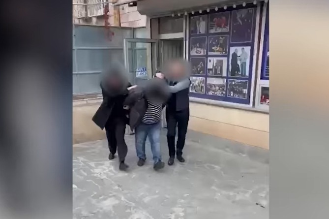 «Մուայ Թայ» ֆեդերացիայի նախագահ-ին մեղադրում են 3400-7000 դոլարի դիմաց անօրինական միգրացիա կազմակերպելու մեջ (ՎԻԴԵՈ) «Մուայ Թայ» ֆեդերացիայի նախագահ-ին մեղադրում են 3400-7000 դոլարի դիմաց անօրինական միգրացիա կազմակերպելու մեջ (ՎԻԴԵՈ)