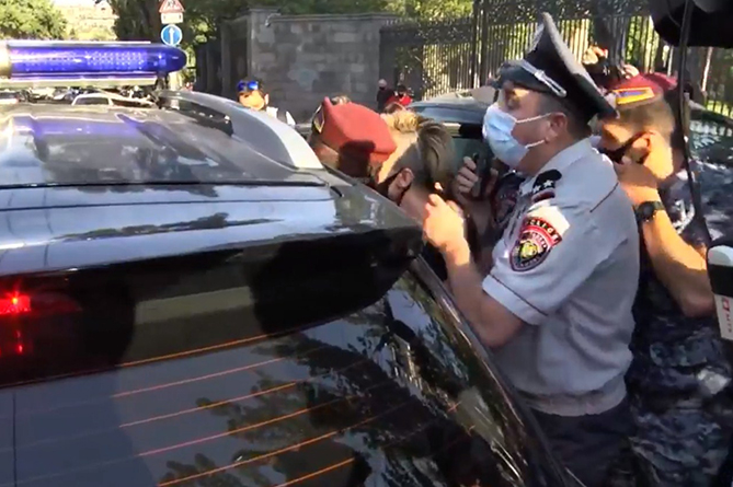 В центре Ереване подвергнуты приводу протестующие, устроившие акцию против рудника в Амулсаре