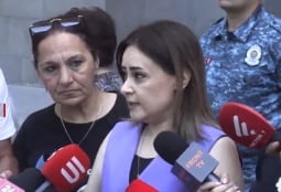 Арцахцы второй день протестуют перед зданием правительства Армении