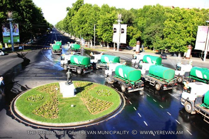 Парад поливальных машин в Ереване-1