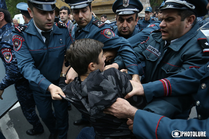 Задержания участников акций протеста начались в Ереване, обстановка напряжена