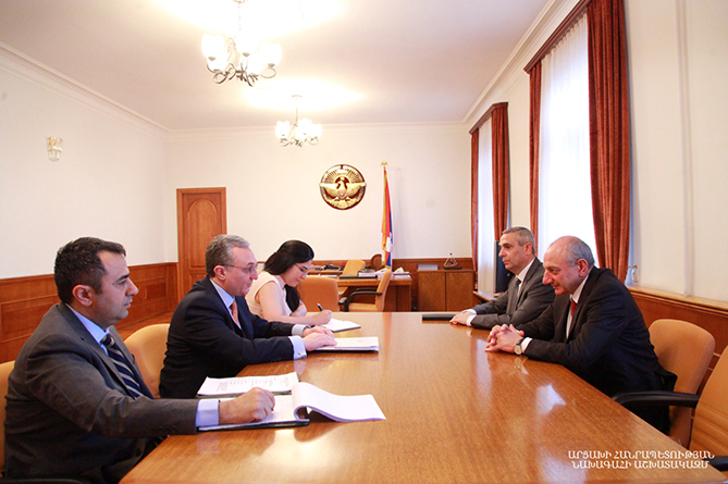 Զոհրաբ Մնացականյանն Արցախի նախագահի հետ քննարկել է երկու պետությունների արտաքին քաղաքականությանը վերաբերող հարցեր Զոհրաբ Մնացականյանն Արցախի նախագահի հետ քննարկել է երկու պետությունների արտաքին քաղաքականությանը վերաբերող հարցեր