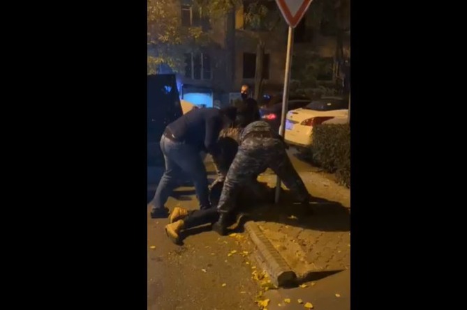 В Сети появились кадры задержания главы движения "Адеквад" Артура Даниеляна (ВИДЕО)