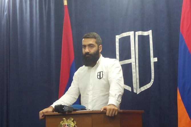 «Ադեկվադ»–ի հիմնադիր Արթուր Դանիելյանը բերման է ենթարկվել Ոստիկանություն (ՎԻԴԵՈ) «Ադեկվադ»–ի հիմնադիր Արթուր Դանիելյանը բերման է ենթարկվել Ոստիկանություն (ՎԻԴԵՈ)