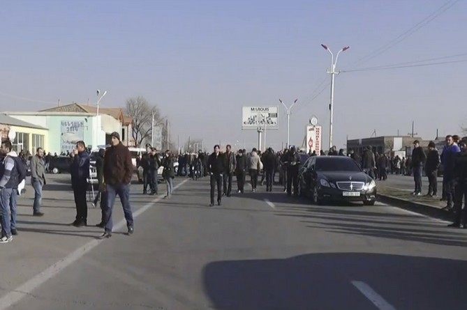 Пашинян осудил перекрывающих трассу Ереван-Эчмиадзин в знак протеста против освобождения Манвела Григоряна Пашинян осудил перекрывающих трассу Ереван-Эчмиадзин в знак протеста против освобождения Манвела Григоряна