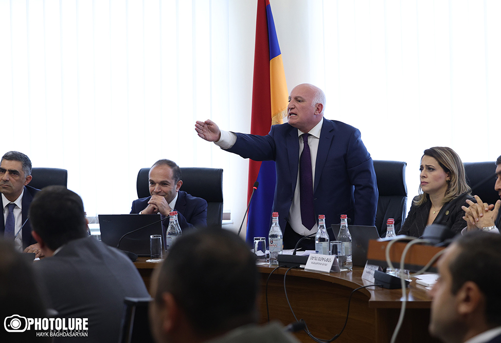 Скандал произошел в КРОУ Армении до начала заседания по лишению "Элсетей Армении" лицензии (ФОТО)