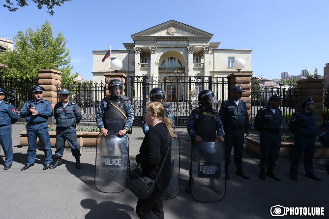 Митингующие прорвались к резиденции премьер-министра на проспекте Баграмяна (ФОТО) Митингующие прорвались к резиденции премьер-министра на проспекте Баграмяна (ФОТО)