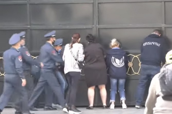 Активисты движения "Азатагрум" приковали себя к воротам здания правительства Армении. Полиция применила болгарки