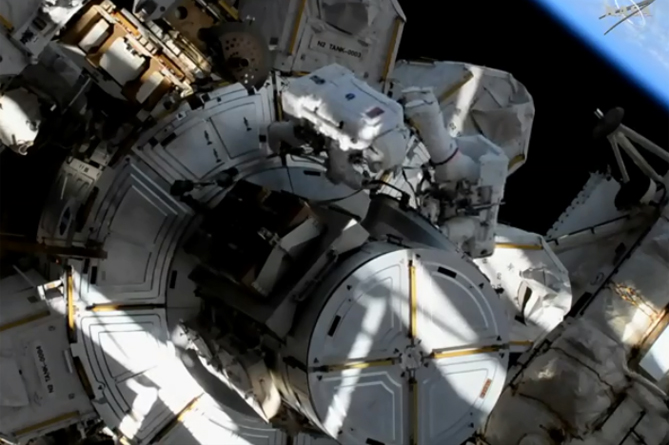 Впервые в истории две женщины вышли в открытый космос (ВИДЕО)