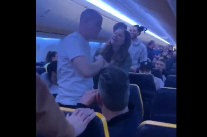 Արբած ուղևորները վիճել են Ryanair-ի բորտուղեկցորդուհու հետ (ՎԻԴԵՈ) Արբած ուղևորները վիճել են Ryanair-ի բորտուղեկցորդուհու հետ (ՎԻԴԵՈ)