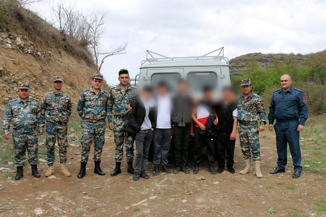 Пятеро арцахских подростков заблудились в лесу, на помощь подоспели полицейские Пятеро арцахских подростков заблудились в лесу, на помощь подоспели полицейские