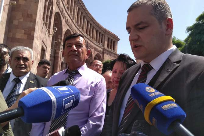 «Չեմ ուզում պատկերացնել անգամ սարսափելի երազում». Ուրիխանյանը` երկրում գրանցվող ներքին գործընթացների և ադրբեջանցիների ներխուժման միջև կապի մասին «Չեմ ուզում պատկերացնել անգամ սարսափելի երազում». Ուրիխանյանը` երկրում գրանցվող ներքին գործընթացների և ադրբեջանցիների ներխուժման միջև կապի մասին