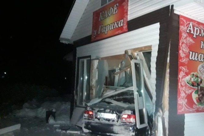 Пьяная школьница за рулем иномарки протаранила армянское кафе "У Гарика" в томском селе