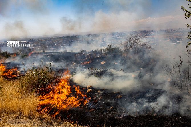 В СМИ появилась информация о поджоге в лесах Сюника, устроенном азербайджанцами. В МЧС и Минобороны прокомментировали