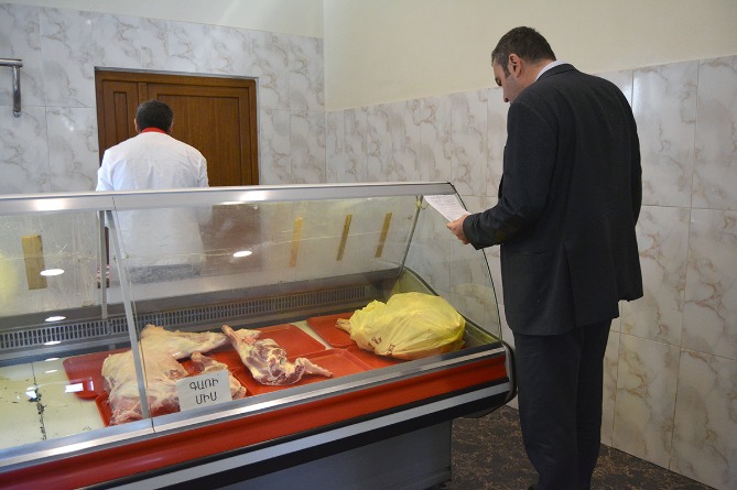 Четыре партии мяса были изъяты и уничтожены в одном из мясных пассажей Еревана (ФОТО)