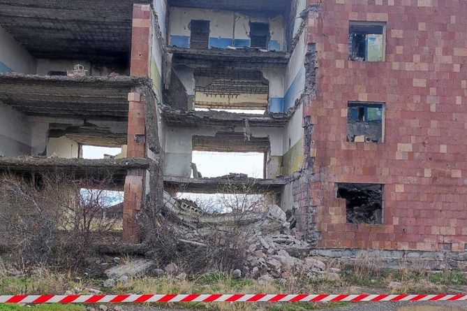 В Гюмри в здании общежития произошло частичное обрушение (ФОТО) В Гюмри в здании общежития произошло частичное обрушение (ФОТО)