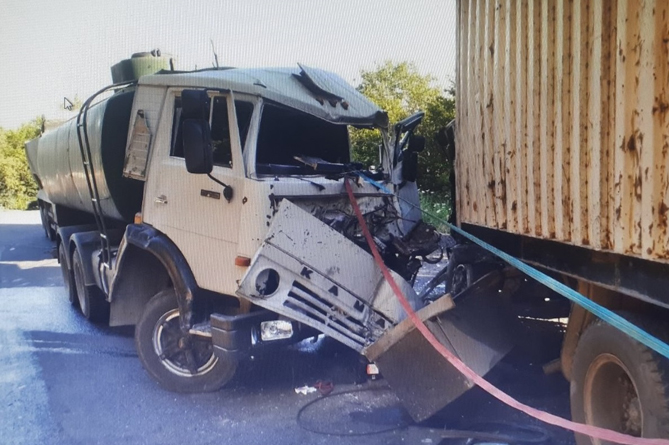  Два "КамАЗ"-а столкнулись на трассе Капан-Татев, частично перекрыв проезд (ФОТО) 
